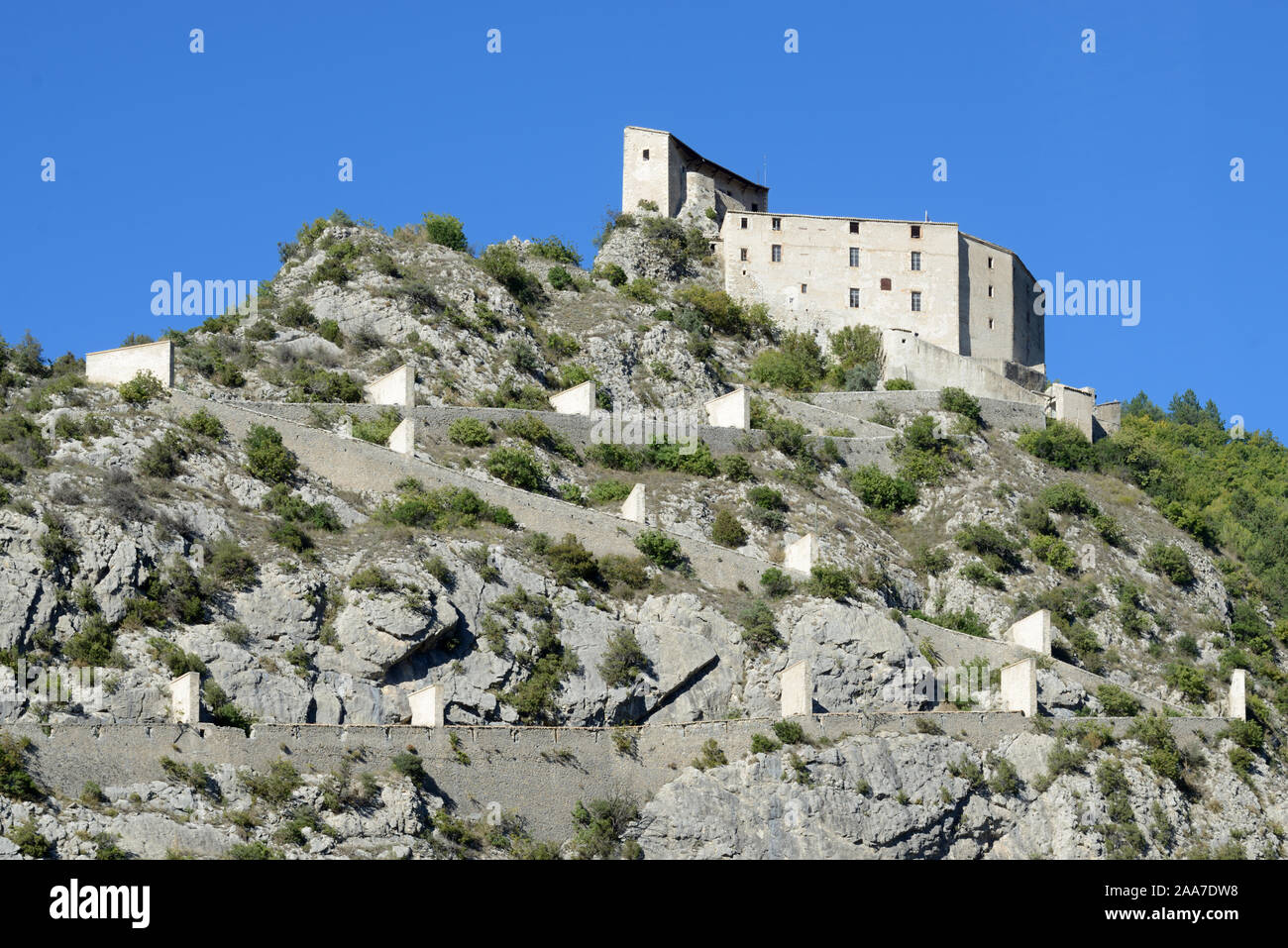 Entrevaux Citadelle, forteresse, château ou château fortifié en zigzag et voie d'escalade du Village au Fort l'Assomption Provence France Banque D'Images