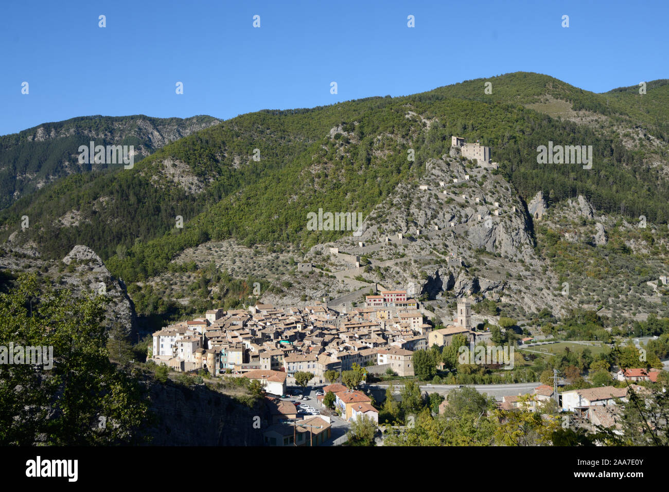 Vue panoramique sur le village fortifié d'Entrevaux et sa citadelle perchée fort ou des Alpes-de-Haute-Provence France Banque D'Images