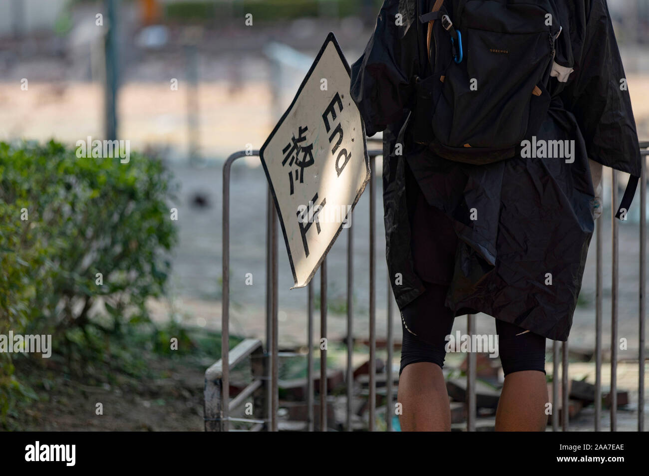 Manifestant pro-démocratique tenant un panneau routier lire comme un bouclier contre la police. Siège à l'Université Polytechnique. Surround de la police du campus de l'université après avoir pro-démocratique manifestants ont bloqué le port, tunnel et la route principale à l'extérieur du campus. Hong Kong continue de protestation sur son sixième mois. Une grève à l'échelle de la ville a appelé à commencé le lundi 11 novembre, 2019 qui a parties de Hong Kong d'arrêter en tant que stations de métro fermées et plusieurs barrages routiers ont été érigés. Hong Kong, 17.11.2019 Banque D'Images