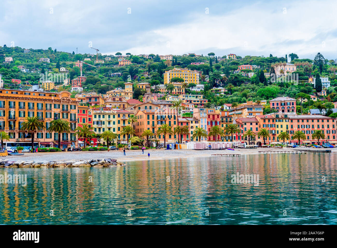 Plage bondée de Santa Margherita Ligure town en été. Vue depuis la baie. Ligurie, Italie Banque D'Images