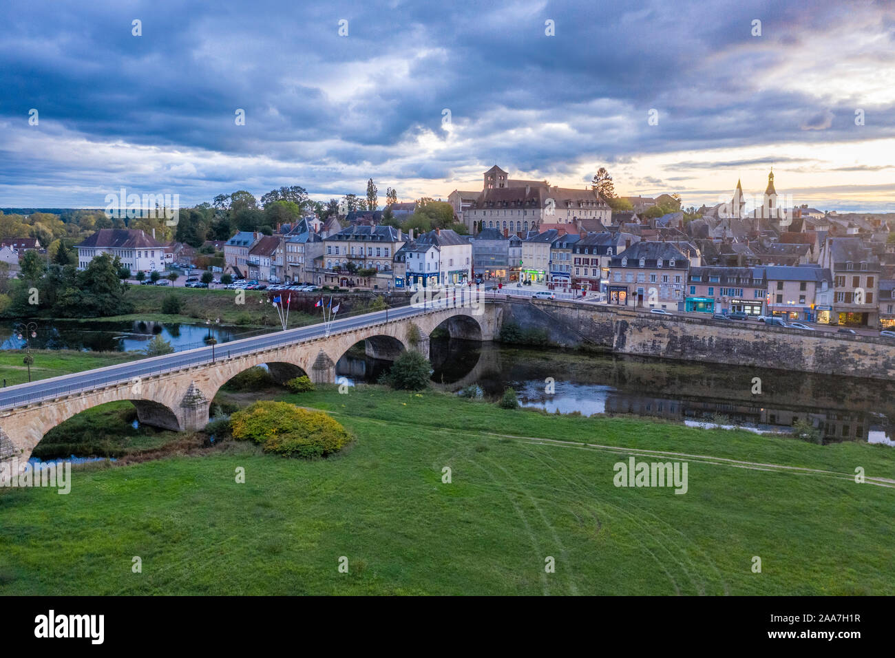 France, Nievre, Decize, la ville et le pont sur la vieille Loire (vue aérienne) // France, Nièvre (58), Decize, la ville et le pont sur la vieille Loi Banque D'Images