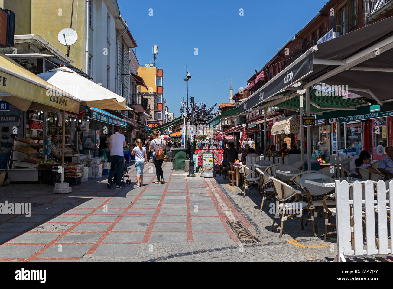 EDIRNE, TURQUIE - le 28 juillet 2019 : shopping rue piétonne au centre de la ville de Edirne, à l'Est de la Thrace, Turquie Banque D'Images