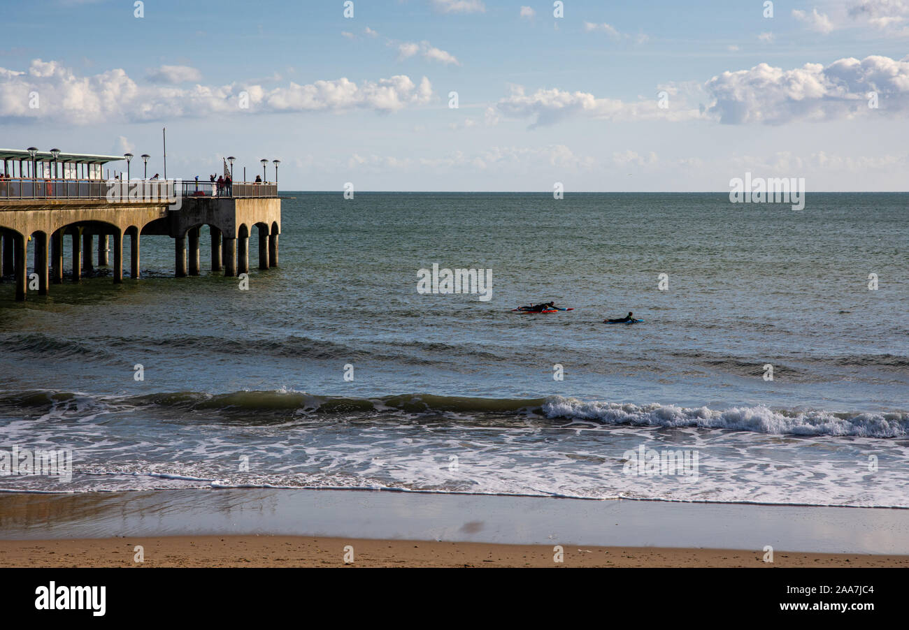 Bournemouth, Angleterre, Royaume-Uni - Octobre 6, 2019 : Les gens se baigner dans la Manche à côté de Boscombe Pier sur la plage de Bournemouth dans le Dorset. Banque D'Images