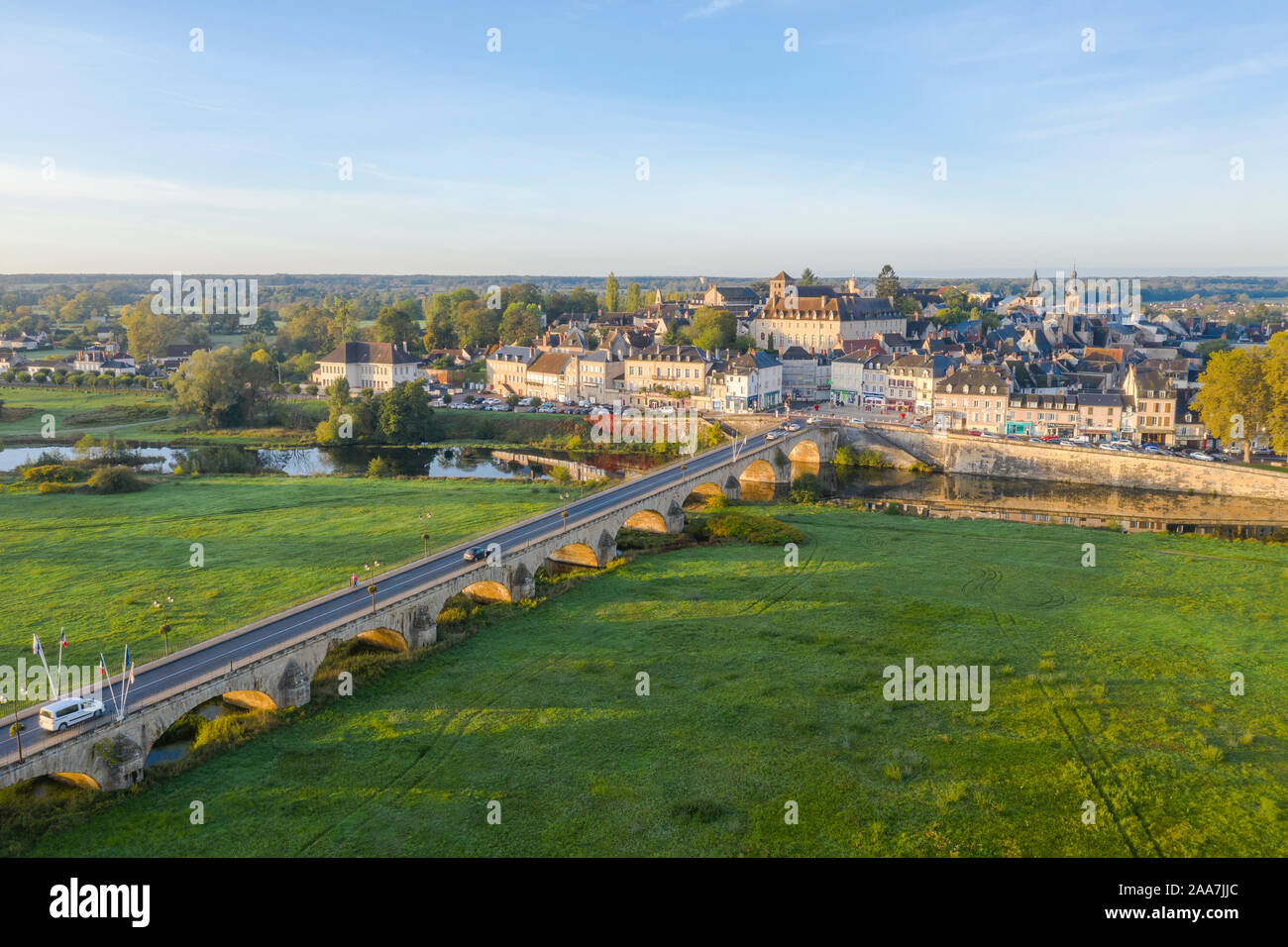 France, Nievre, Decize, la ville et le pont sur la vieille Loire (vue aérienne) // France, Nièvre (58), Decize, la ville et le pont sur la vieille Loi Banque D'Images