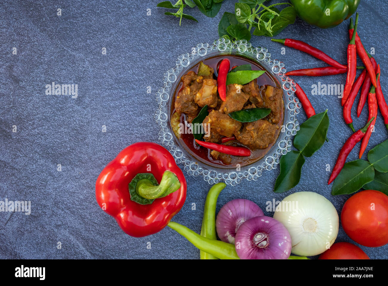 La nourriture asiatique, telles que Thai red curry Vue supérieure avec copie espace.Les légumes et les ingrédients sont autour de la bonne cuisine design sur l'arrière-plan en pierre. Banque D'Images