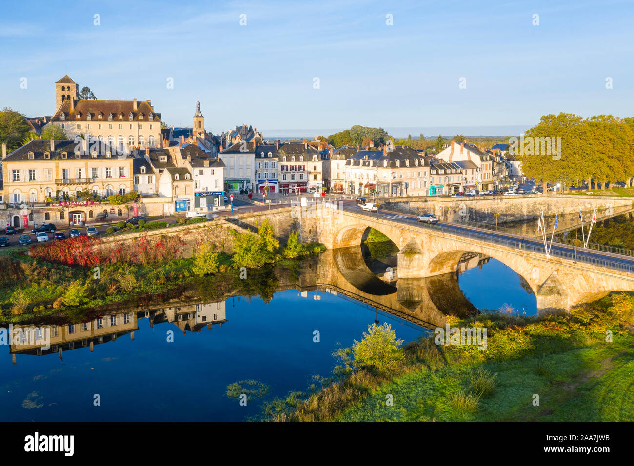 France, Nievre, Decize, la ville et le pont sur la vieille Loire (vue aérienne) // France, Nièvre (58), Decize, la ville et le pont sur la vieille Loi Banque D'Images
