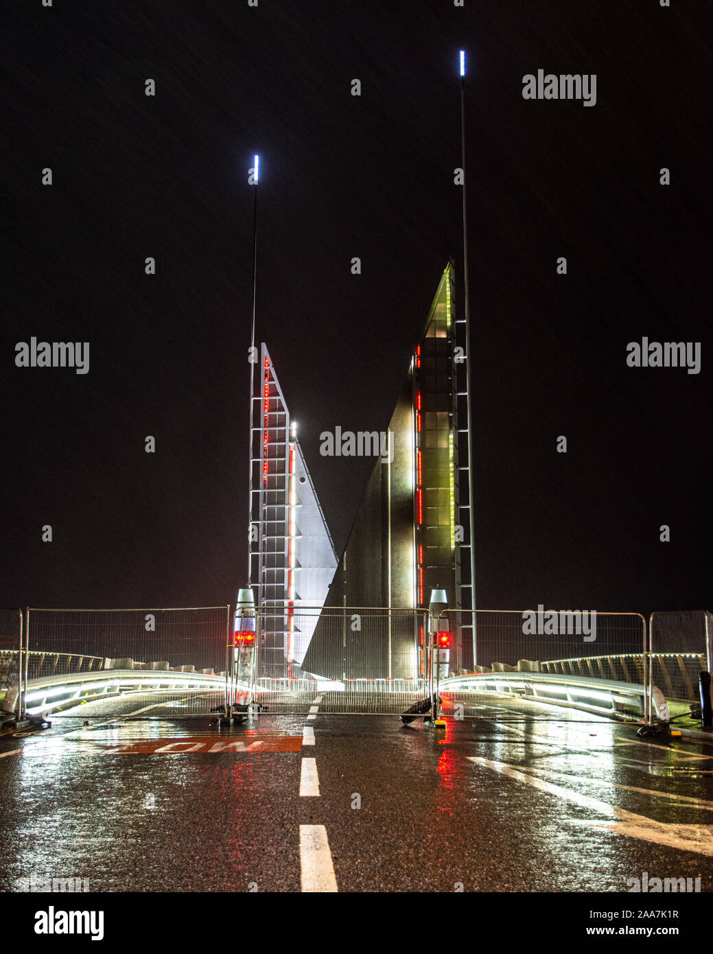 Poole, Angleterre, Royaume-Uni - Octobre 3, 2019 : La pluie tombe sur le Double Pont cassé Voiles qui est clôturé et gauche levé en attendant la réparation sur Poole Ha Banque D'Images