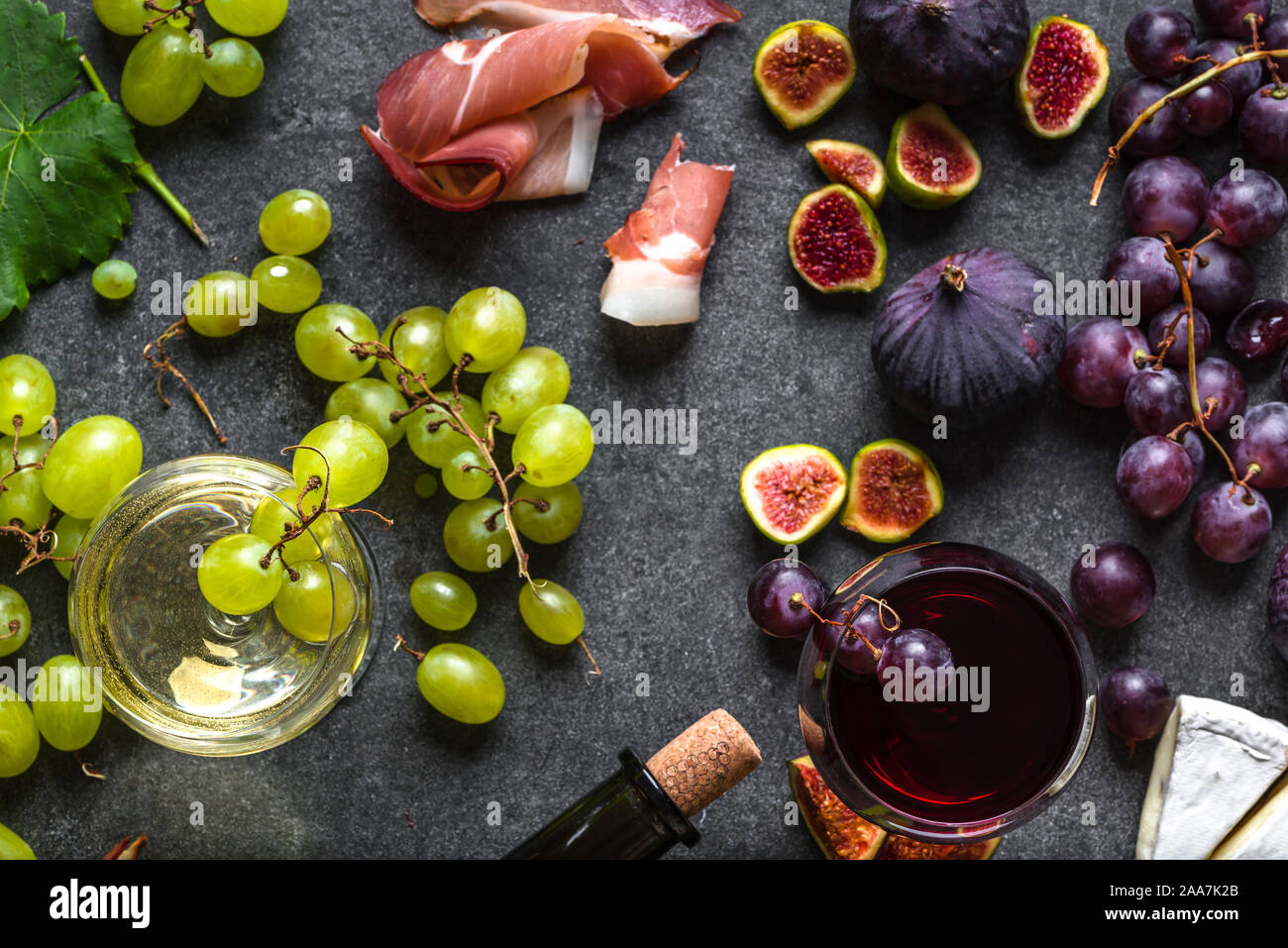 Buffet avec vin snack-set ou apéritif. La viande italienne, des verres de vins, fromages, raisins et figues. Banque D'Images