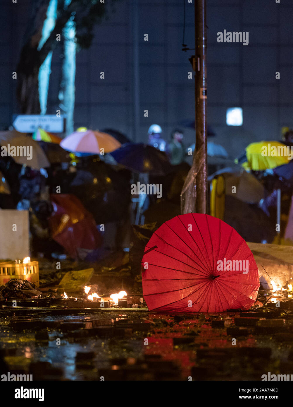Hong Kong, Chine. 18 Nov, 2019. Cheong Road Wan avec les élèves barricade contre la police en tempête pendant les protestations.siège à l'Université Polytechnique. Surround de la police du campus de l'université après avoir pro-démocratique manifestants ont bloqué le port, tunnel et la route principale à l'extérieur du campus. Protestation de Hong Kong continuent pour le sixième mois. Une grève à l'échelle de la ville a appelé à commencé le lundi 11 novembre, 2019 qui a parties de Hong Kong d'arrêter en tant que stations de métro fermées et plusieurs barrages routiers ont été érigés. Credit : SOPA/Alamy Images Limited Live News Banque D'Images