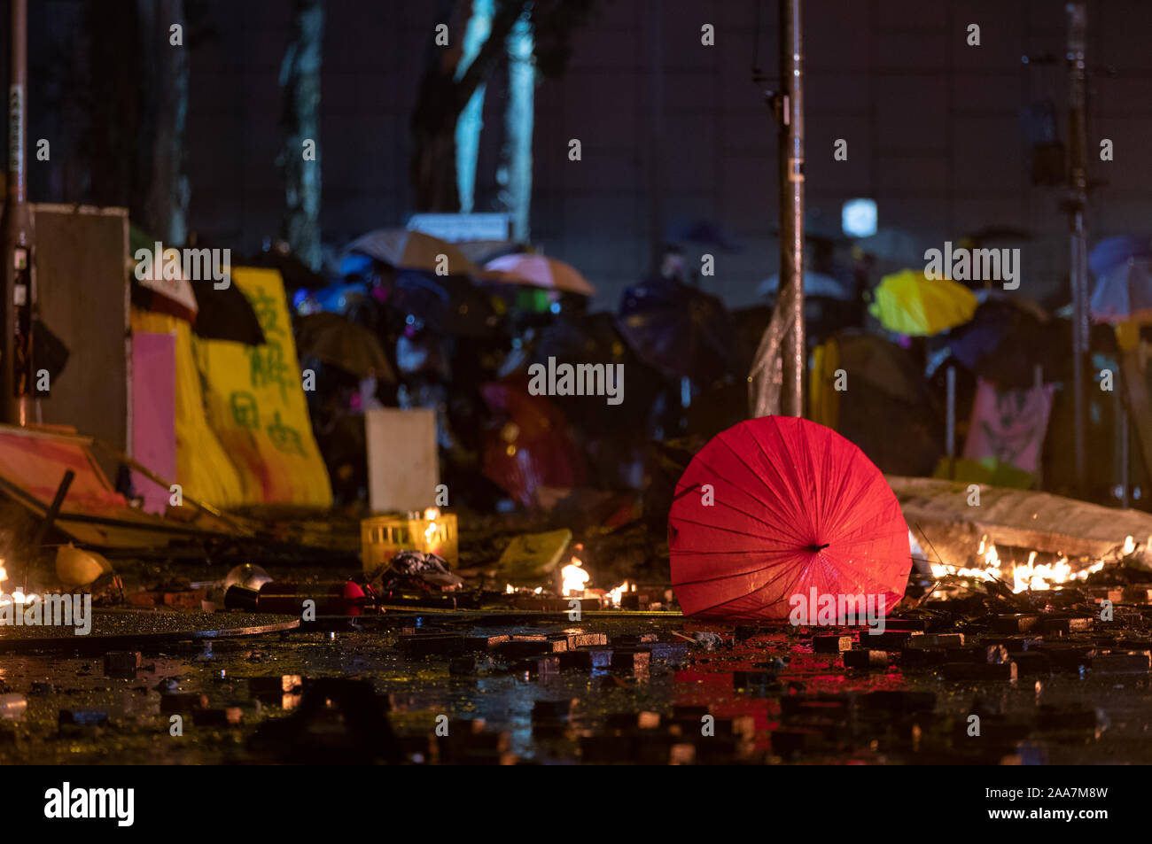 Hong Kong, Chine. 18 Nov, 2019. Cheong Road Wan avec les élèves barricade contre la police en tempête pendant les protestations.siège à l'Université Polytechnique. Surround de la police du campus de l'université après avoir pro-démocratique manifestants ont bloqué le port, tunnel et la route principale à l'extérieur du campus. Protestation de Hong Kong continuent pour le sixième mois. Une grève à l'échelle de la ville a appelé à commencé le lundi 11 novembre, 2019 qui a parties de Hong Kong d'arrêter en tant que stations de métro fermées et plusieurs barrages routiers ont été érigés. Credit : SOPA/Alamy Images Limited Live News Banque D'Images