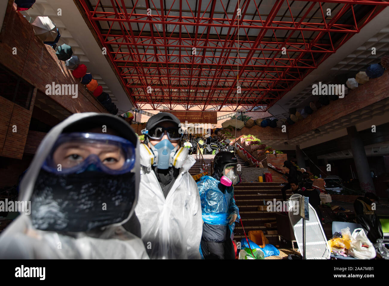 Hong Kong, Chine. 18 Nov, 2019. L'entrée principale de l'Université Polytechnique de manifestants masqués lors des protestations.siège à l'Université Polytechnique. Surround de la police du campus de l'université après avoir pro-démocratique manifestants ont bloqué le port, tunnel et la route principale à l'extérieur du campus. Protestation de Hong Kong continuent pour le sixième mois. Une grève à l'échelle de la ville a appelé à commencé le lundi 11 novembre, 2019 qui a parties de Hong Kong d'arrêter en tant que stations de métro fermées et plusieurs barrages routiers ont été érigés. Credit : SOPA/Alamy Images Limited Live News Banque D'Images