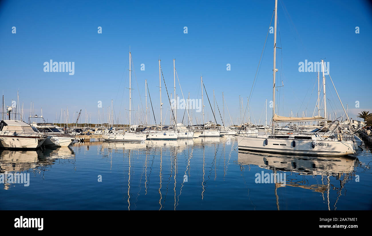 Bateaux disponibles dans le dock au coucher du soleil avec reflet dans l'eau Banque D'Images