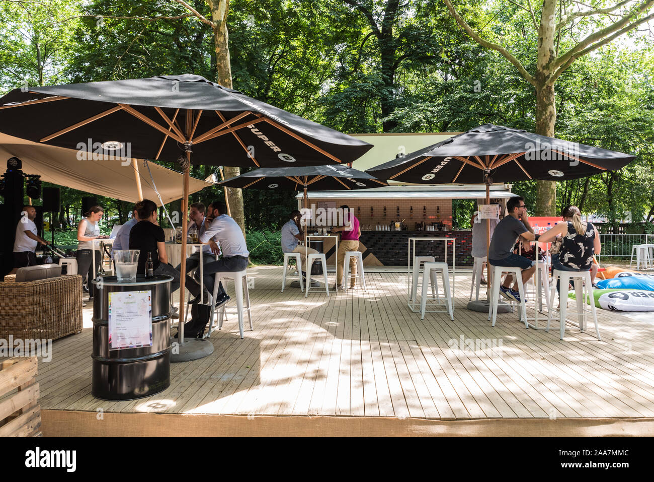 Vieille ville de Bruxelles / Belgique - 0625 : 2019 personnes bénéficiant d'un verre dans un bar pop up Super 8 dans le soleil dans le Parc de Bruxelles - Salle debout sur une chaude Banque D'Images