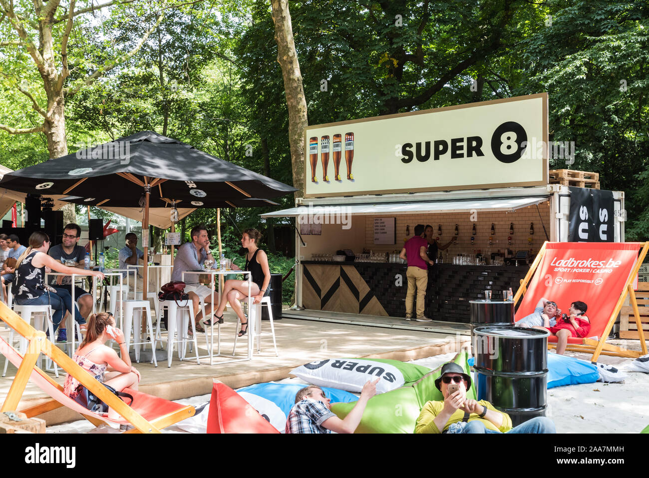 Vieille ville de Bruxelles / Belgique - 0625 : 2019 personnes bénéficiant d'un verre dans un bar pop up Super 8 dans le soleil dans le Parc de Bruxelles - Salle debout sur une chaude Banque D'Images
