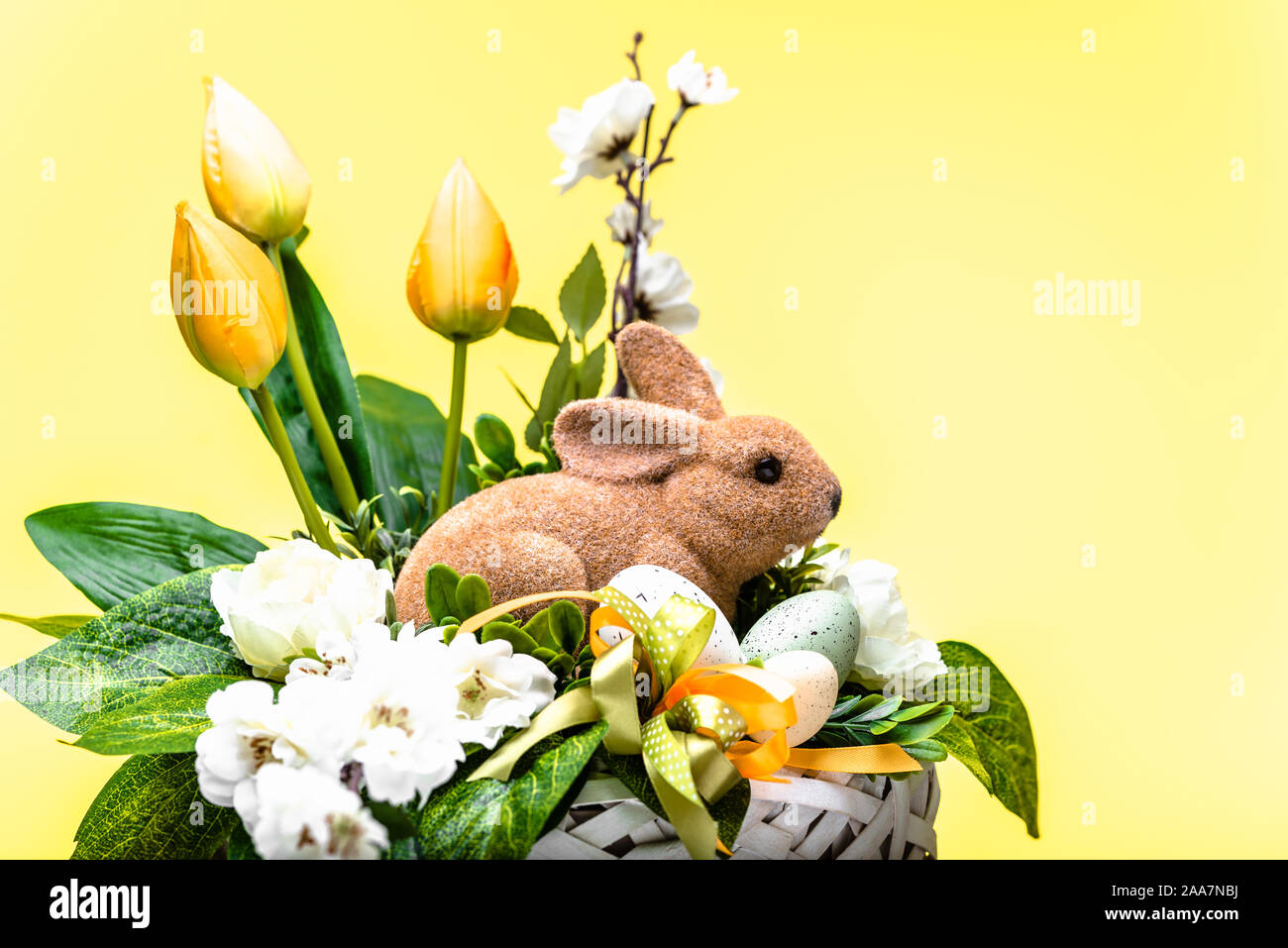 Lapin de Pâques, printemps décoration de pâques avec des fleurs et des œufs dans un panier Banque D'Images