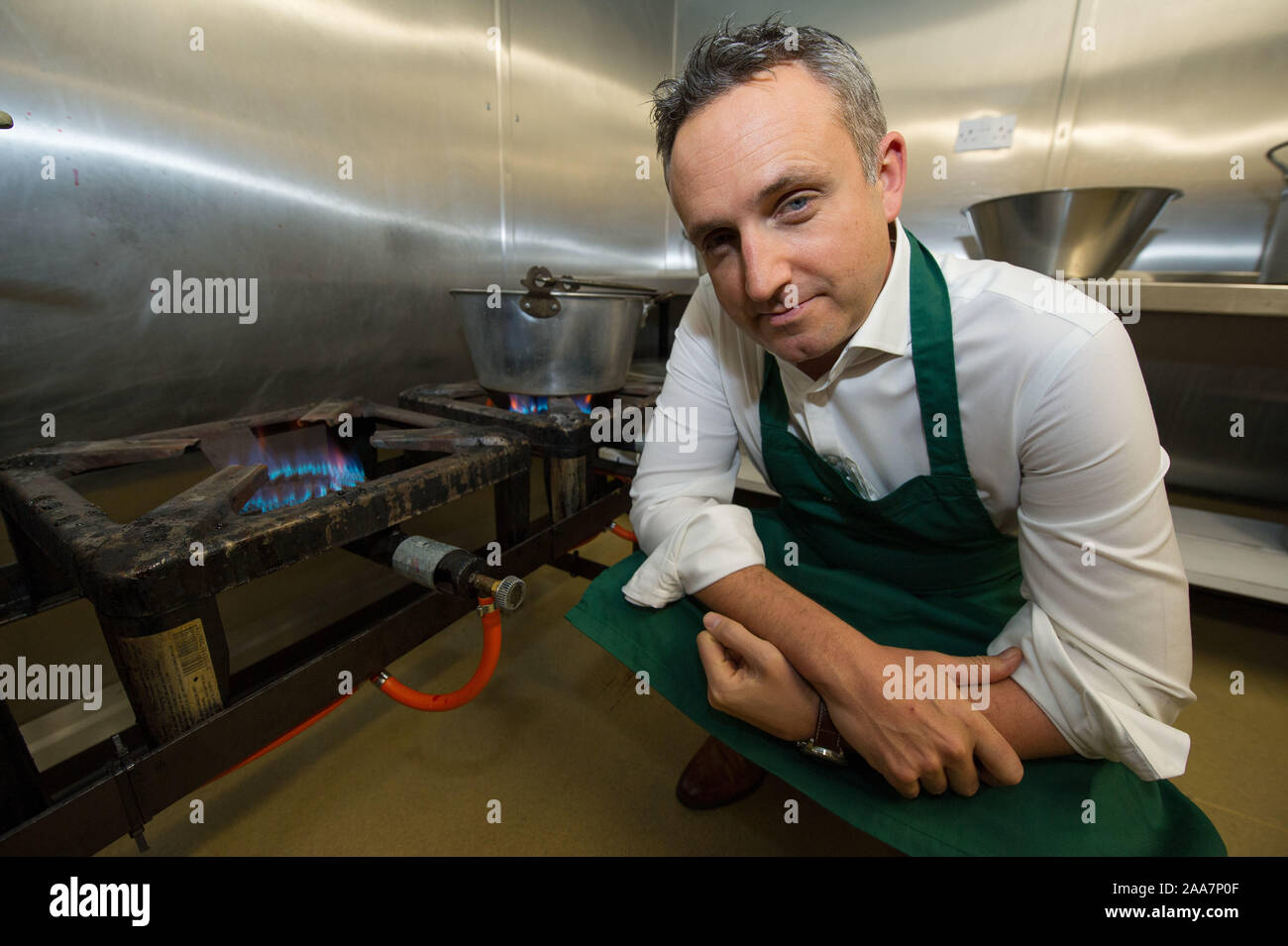 Glasgow, Royaume-Uni. 20 Nov, 2019. Photo : Alex Cole-Hamilton MSP. Leader des libéraux démocrates écossais Willie Rennie et président de campagne Alex Cole-Hamilton soulignent la nécessité de lever le plafond sur les travailleurs agricoles saisonniers et de parler de la menace Brexit représente pour l'ensemble du secteur sur une visite à Craigie's Farm, dans la banlieue d'Édimbourg. Crédit : Colin Fisher/Alamy Live News Banque D'Images