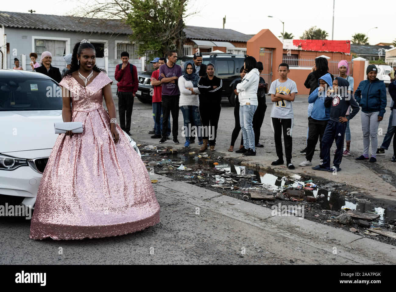 Une jeune fille de Cape Town's Hanover Park infestées de gangs en partance pour les matrices de la danse, une tradition d'Afrique du Sud après avoir obtenu son diplôme de l'école haute Banque D'Images
