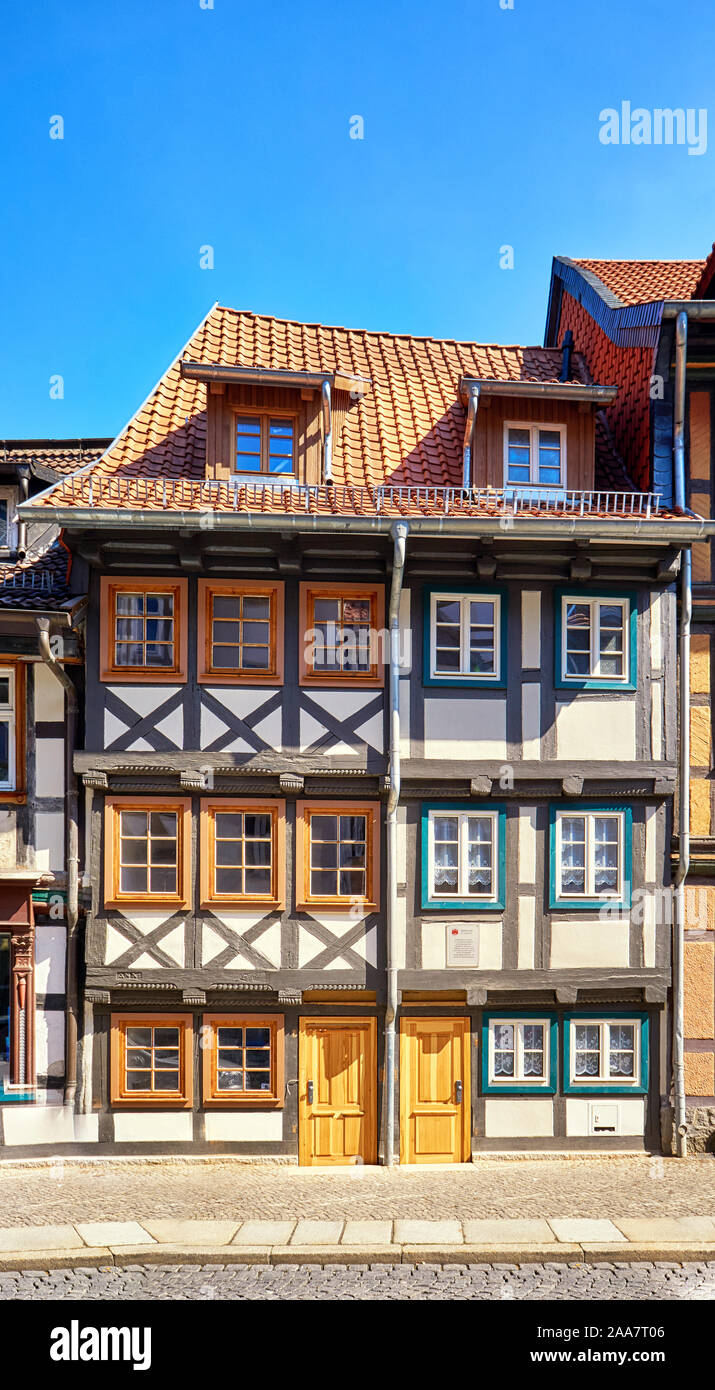 Deux petites maisons à colombages de la vieille ville de Wernigerode. La Saxe-Anhalt, Allemagne Banque D'Images