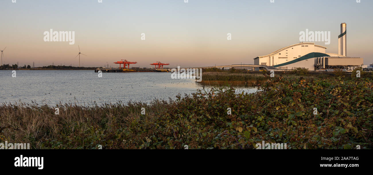 Londres, Angleterre, Royaume-Uni - 21 septembre 2019 : Dusk falls sur Bexley's Riverside la récupération des ressources d'énergie à partir de déchets, qui dispose de refuser tr Banque D'Images