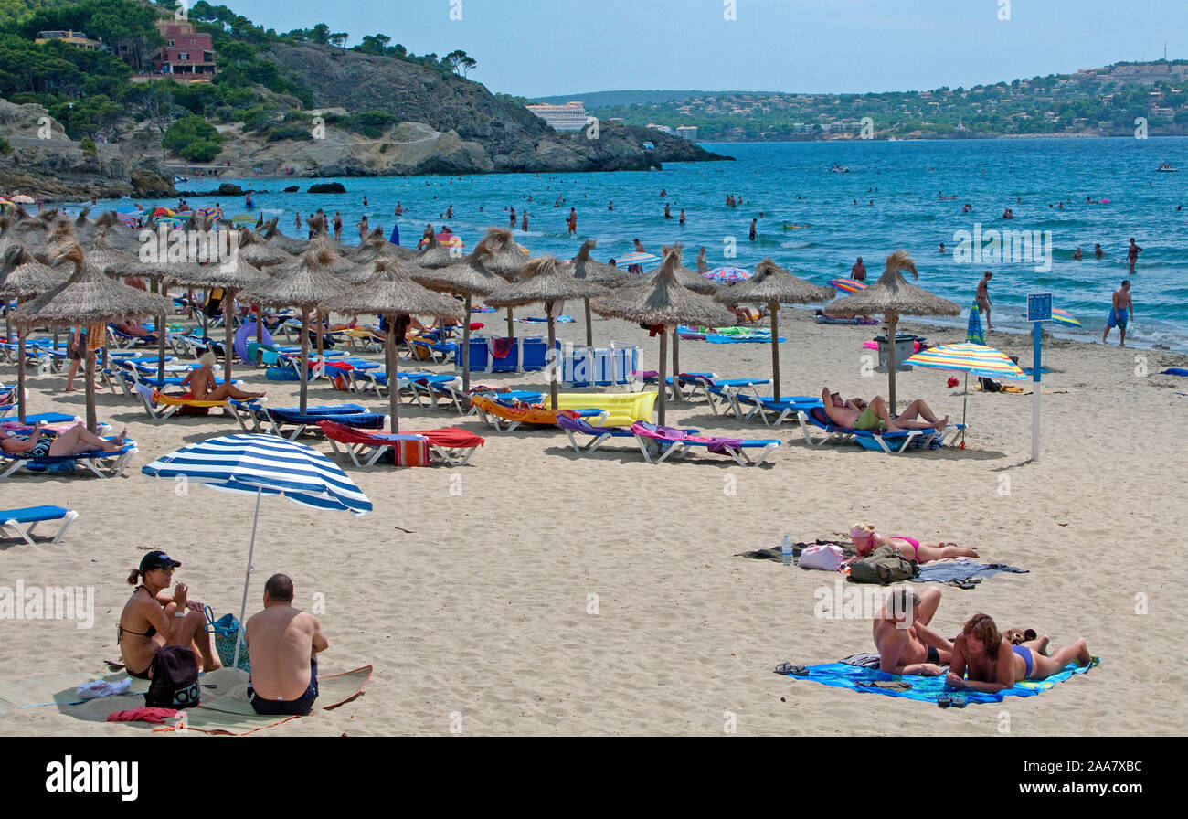 Les gens à la plage de Peguera, Majorque, îles Baléares, Espagne Banque D'Images