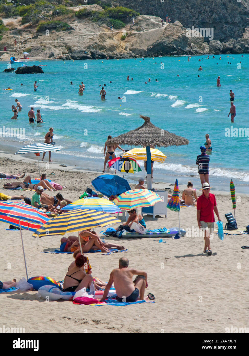 Les gens à la plage de Peguera, Majorque, îles Baléares, Espagne Banque D'Images