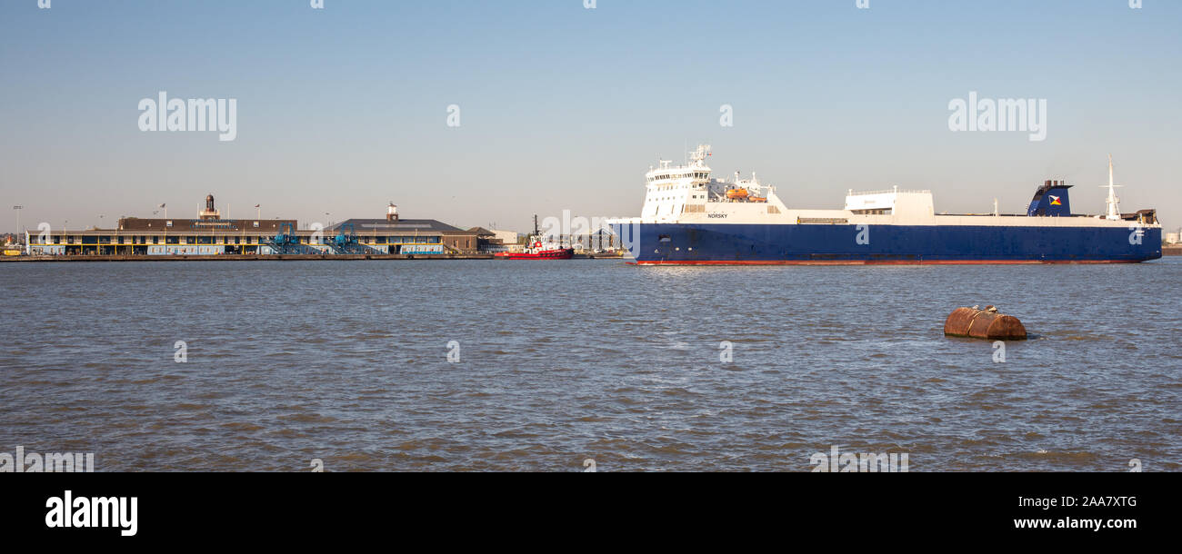 Gravesend, England, UK - 21 septembre 2010 : un roll on-roll off ferry fret sails le London International Cruise Terminal sur l'estuaire de la Tamise au Ti Banque D'Images