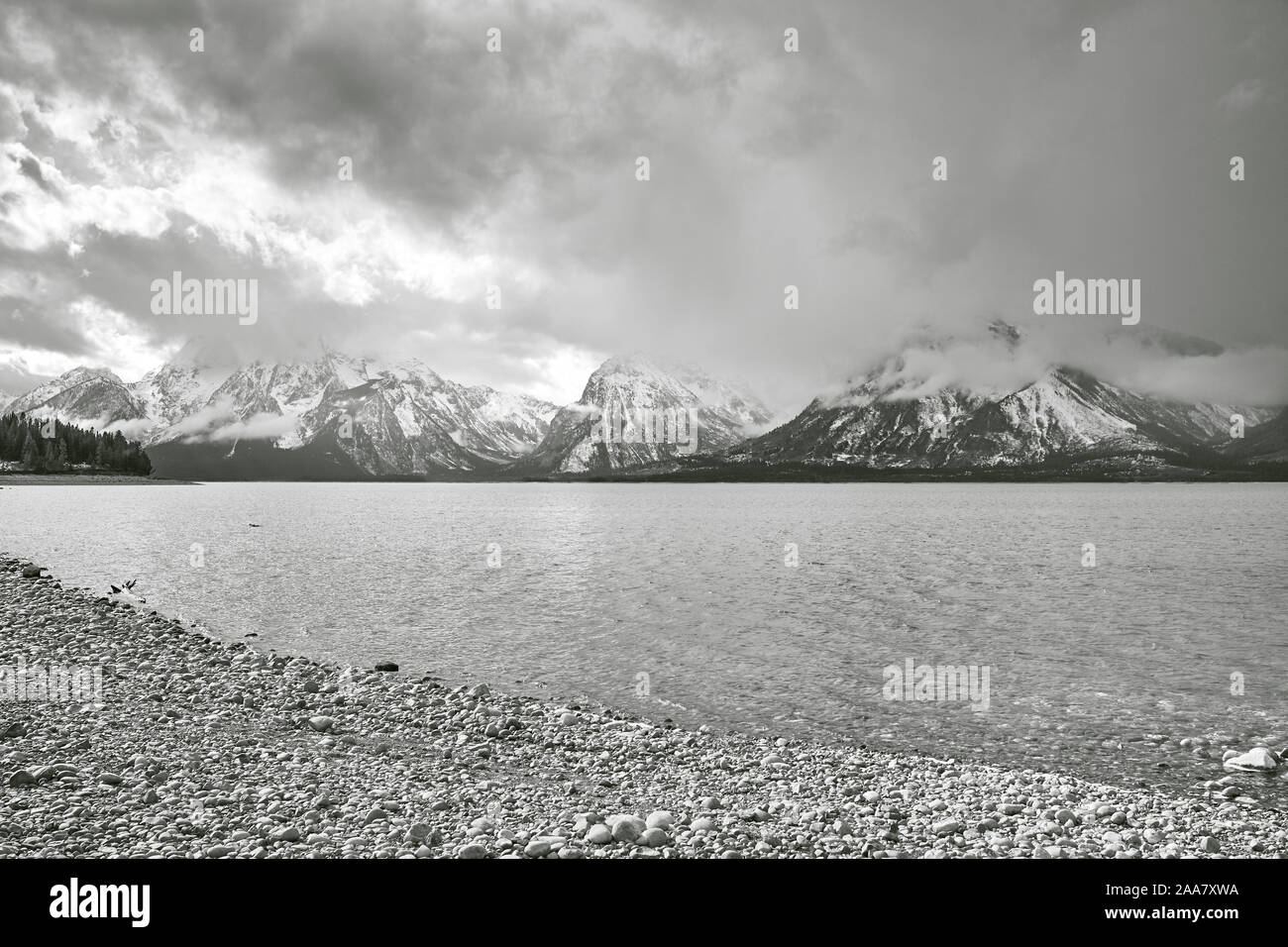 Jour nuageux au bord du lac dans le Parc National de Grand Teton, Wyoming, États-Unis. Banque D'Images Jour nuageux au bord du lac dans le Parc National de Grand Teton, Wyoming, États-Unis. Banque D'Images