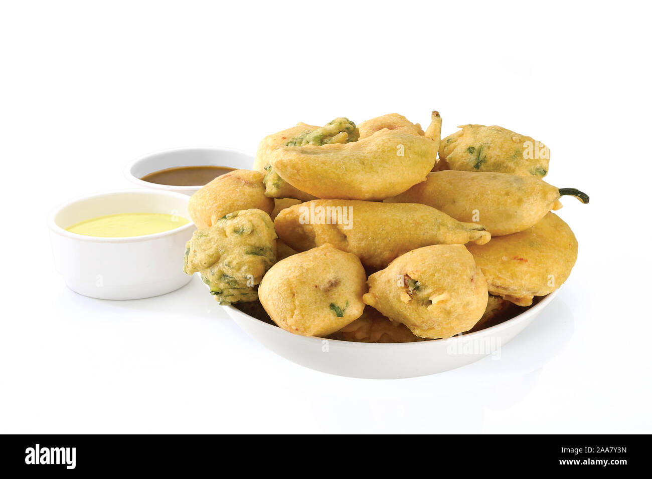 Gota Methi (fenugrec) Pakoda, piment, pomme de terre Pakoda Pakoda (vada) ou beignets indiens la collation, bhajiya, fond blanc, photographi - Image Banque D'Images