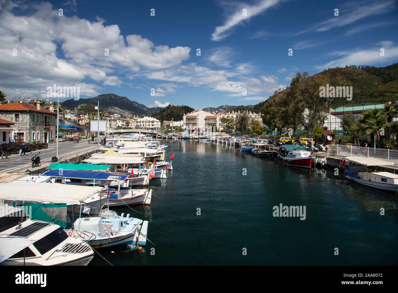 Bateaux, yachts et voiliers amarrés dans le centre de Marmaris Turquie sur une belle journée ensoleillée Banque D'Images