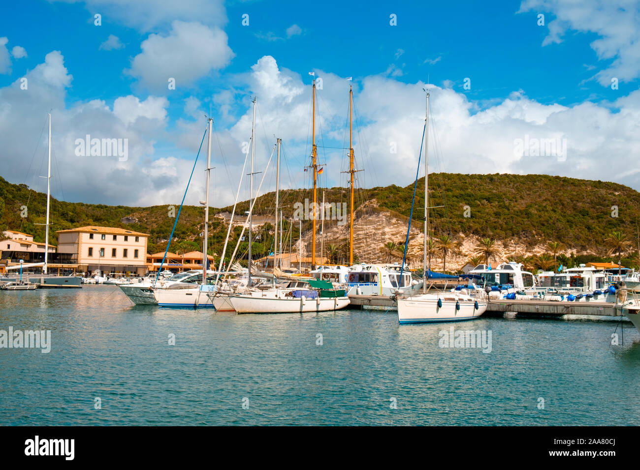 BONIFACIO, FRANCE - 19 septembre 2018 : une vue sur le port de Bonifacio, en Corse, France, avec de nombreux yachts amarrés dans les piliers Banque D'Images