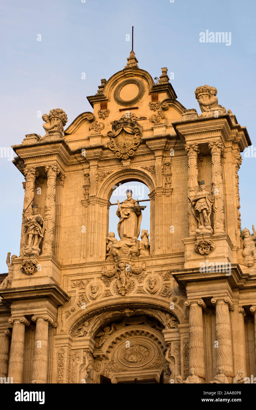 Séville, Espagne. Façade principale du palais San Telmo de la fin du XVIIe siècle, siège du gouvernement de la région, photographiée à l'heure d'or. Banque D'Images