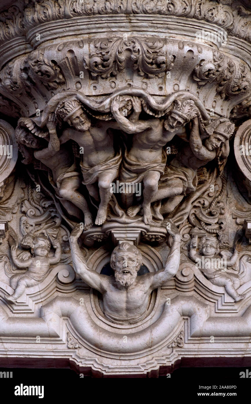 Séville, Espagne. Détail de la façade principale du palais San Telmo de la fin du XVIIe siècle, photographié à l'heure d'or. Banque D'Images