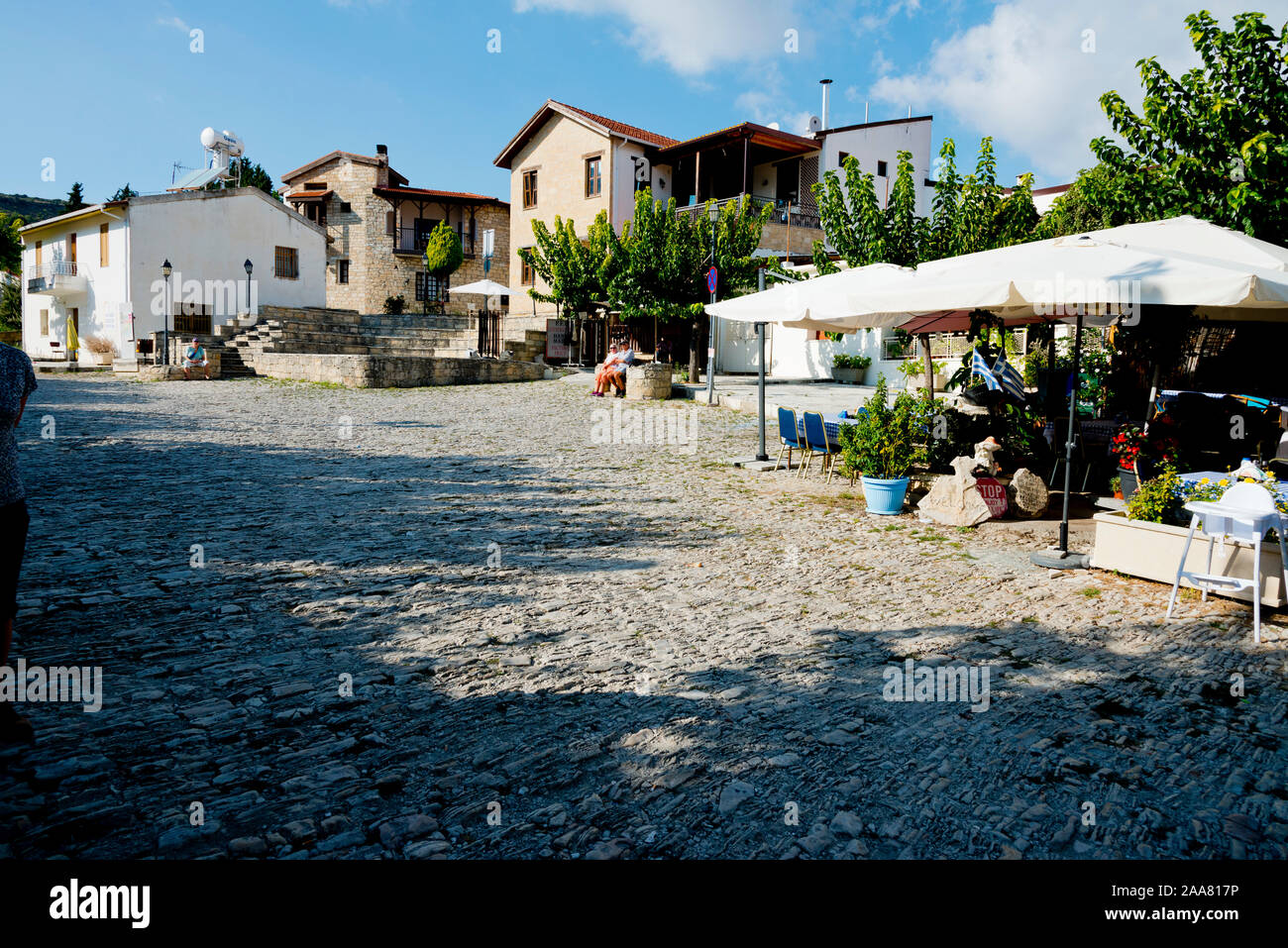 Rues pavées, dans le pittoresque village de Omodos dans les montagnes Troodos, à Chypre avec des maisons blanches, des rues étroites. Banque D'Images