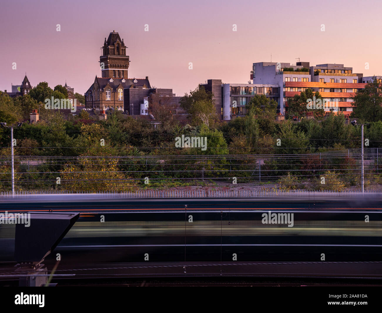 Londres, Angleterre, Royaume-Uni - 17 septembre 2019 : A Great Western Railway train passe Ladbroke Grove au coucher du soleil, avec l'Hôpital St Charles et du logement de l'Amérique Banque D'Images