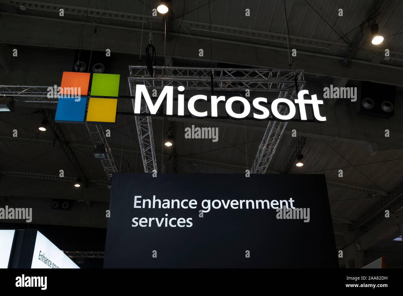 Barcelone, Espagne. 19 Nov, 2019. Le logo de la société Microsoft au cours du salon.Premier jour de la Smart City Expo salon mondial qui existe pour donner aux villes et de collectiviser l'innovation urbaine. Il a la visite de 400 experts internationaux, 45 000 m2 et 844 entreprises mondiales. Elle a lieu du 19 au 21 nov 2019. Credit : SOPA/Alamy Images Limited Live News Banque D'Images Barcelone, Espagne. 19 Nov, 2019. Le logo de la société Microsoft au cours du salon.Premier jour de la Smart City Expo salon mondial qui existe pour donner aux villes et de collectiviser l'innovation urbaine. Il a la visite de 400 experts internationaux, 45 000 m2 et 844 entreprises mondiales. Elle a lieu du 19 au 21 nov 2019. Credit : SOPA/Alamy Images Limited Live News Banque D'Images