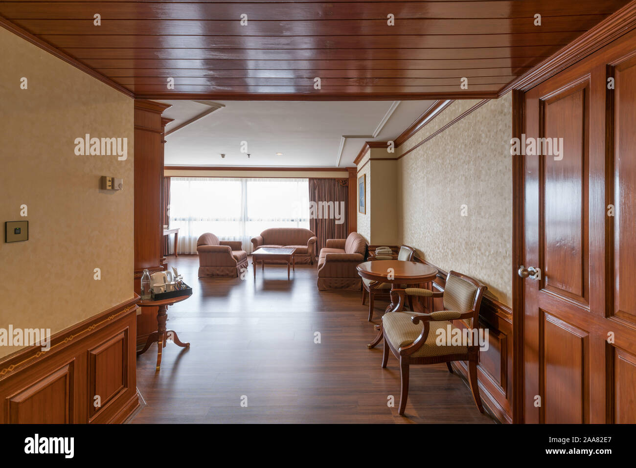 Salle de séjour, d'un mobilier en bois d'une grande suite dans un hôtel de luxe Banque D'Images