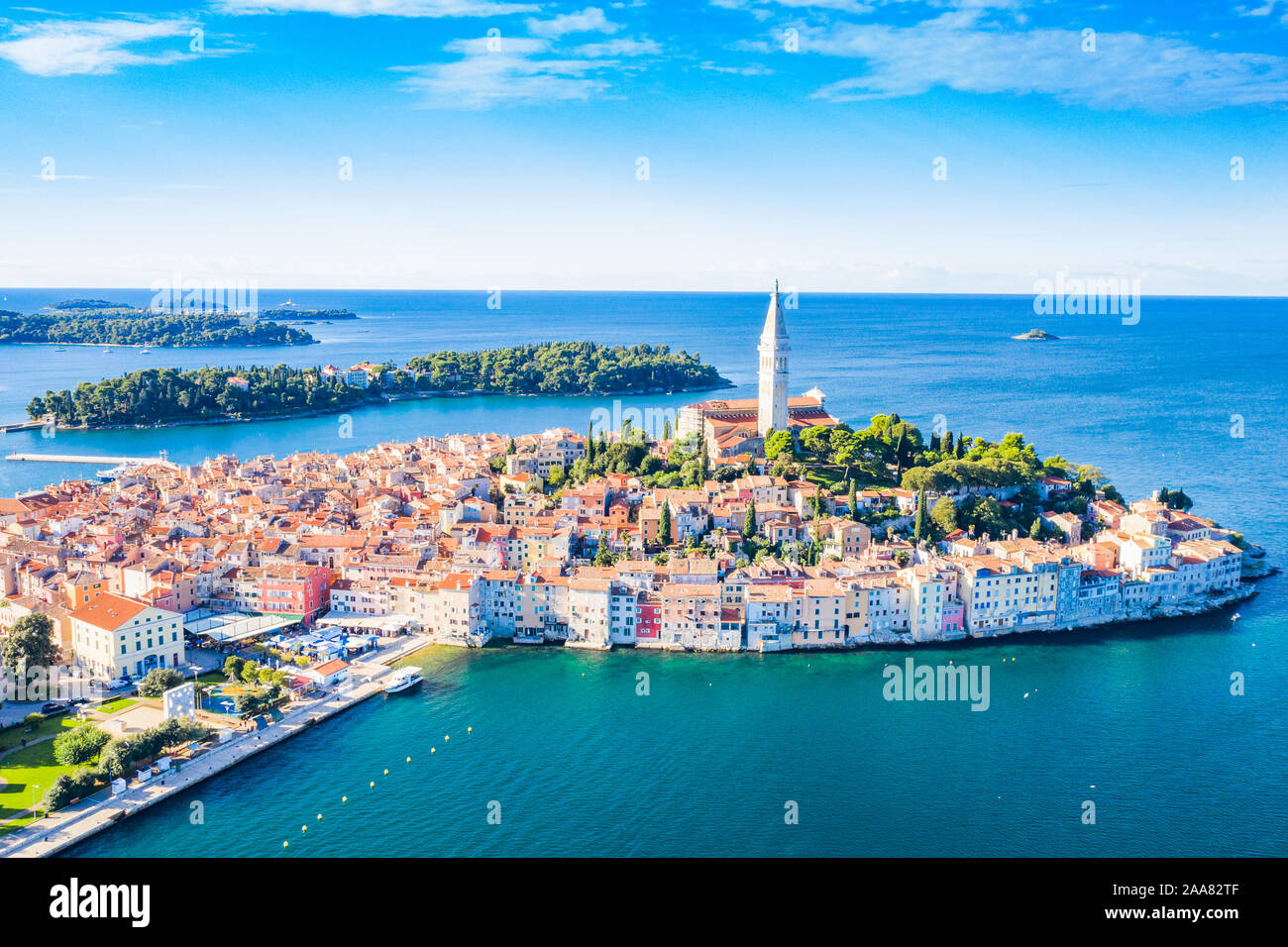 La Croatie, vue panoramique de la magnifique côte Adriatique bleue en Istrie, antenne de la vieille ville de Rovinj Banque D'Images