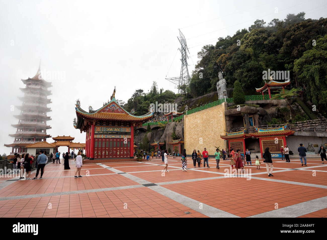 Genting Highland, Malaisie - 20 novembre 2018 : Des touristes se rendant sur le site pittoresque de foggy Chin Swee Temple, Genting Highland, la Malaisie - Le Banque D'Images