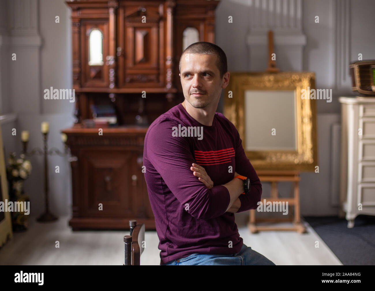 L'homme à la recherche de là assis dans l'art moderne suranné Banque D'Images