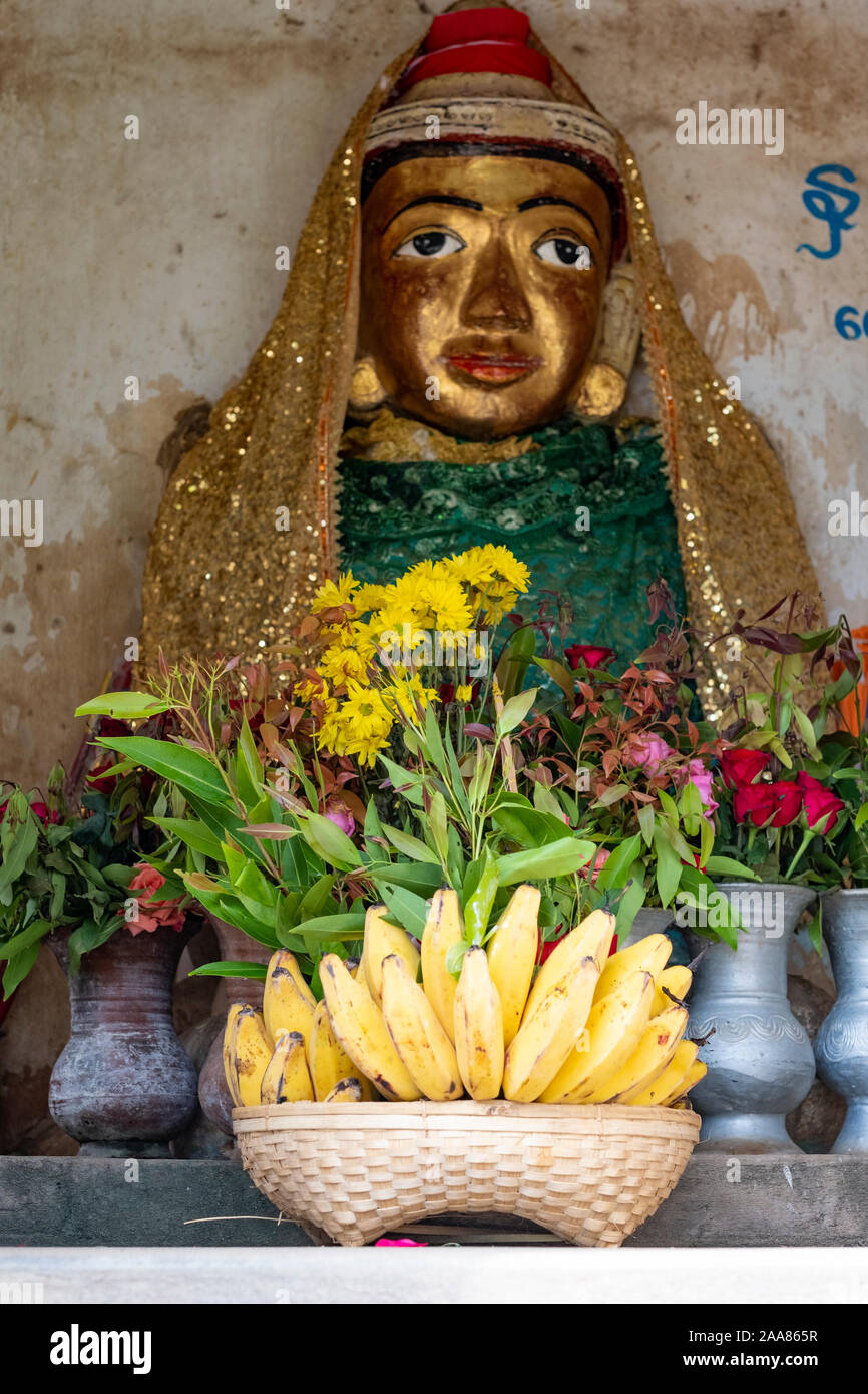 'Soeur' nat gardien spirituel de Bagan (Pagan), le Myanmar (Birmanie) inscrits dans le Green Center, le portail principal de l'ancien mur de la ville antique Banque D'Images