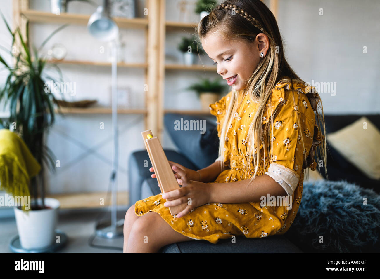 Adorable belle fille jouant avec des jouets en bois. Enfant heureux et en santé apprendre à compter Banque D'Images