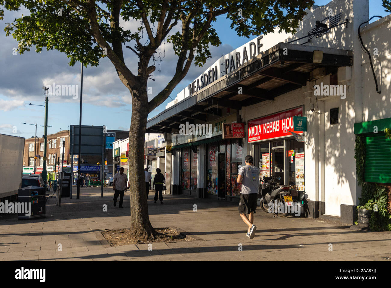 Londres, ANGLETERRE - 1 septembre 2019 : Shoppers à pied passé Neasden Parade, un bâtiment moderniste du début du xxe siècle dans la banlieue de Londres "etroland'. Banque D'Images