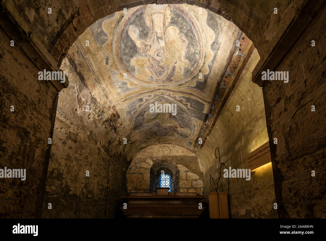 France, Saône et Loire, Tournus, Saint Philibert, de l'intérieur de l'église abbatiale, Saint Valerien crypte, chapelle rayonnante, fresque de la voûte romane // Fr Banque D'Images