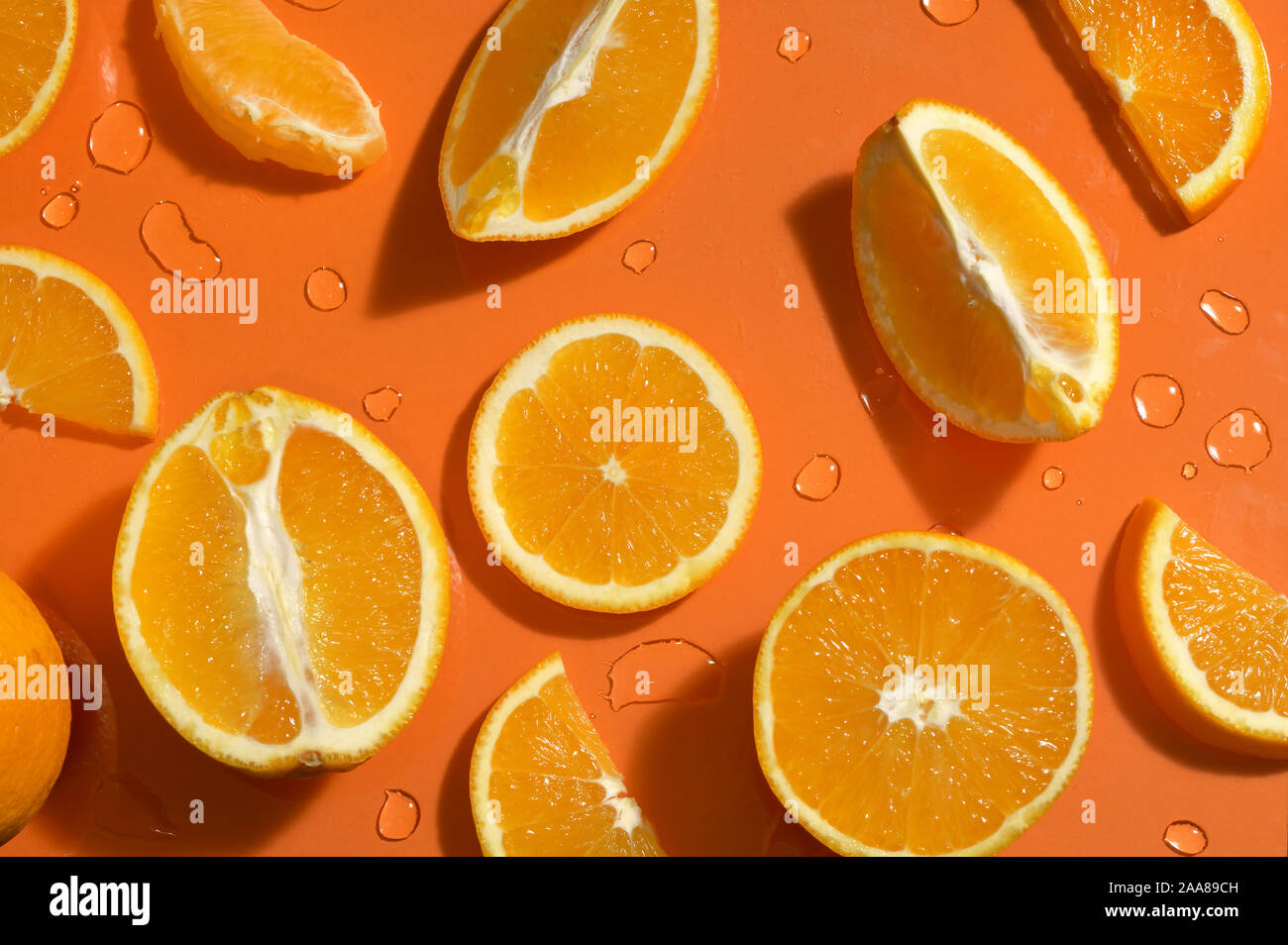 Les différentes tranches d'Orange Agrumes sur fond orange Banque D'Images