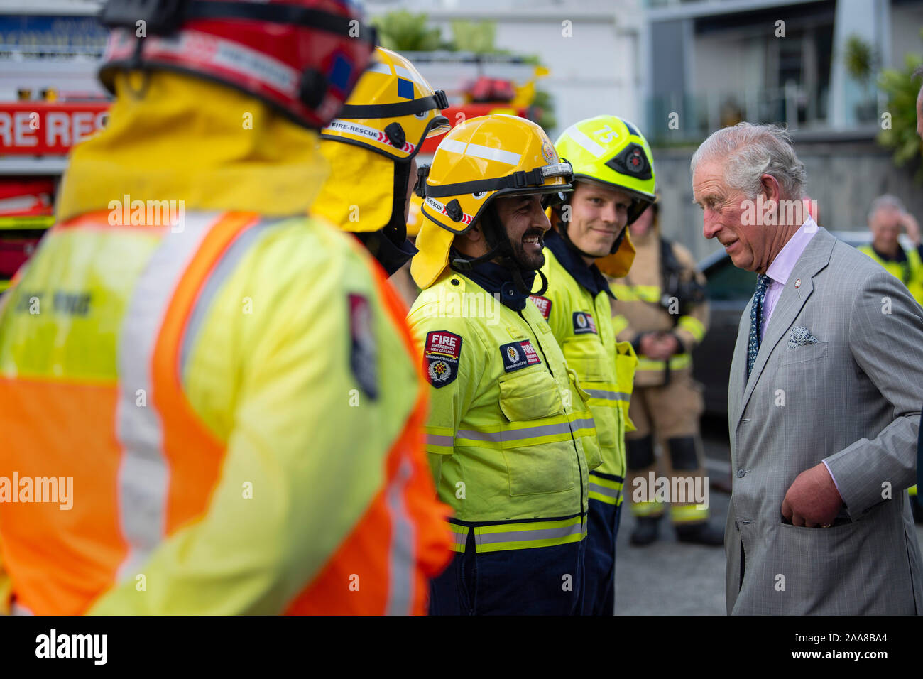 Le Prince de Galles à Kerikeri Fire Station comme il se réunit avec les premiers intervenants sur la baie des îles, le quatrième jour de la visite royale de Nouvelle-Zélande. Banque D'Images