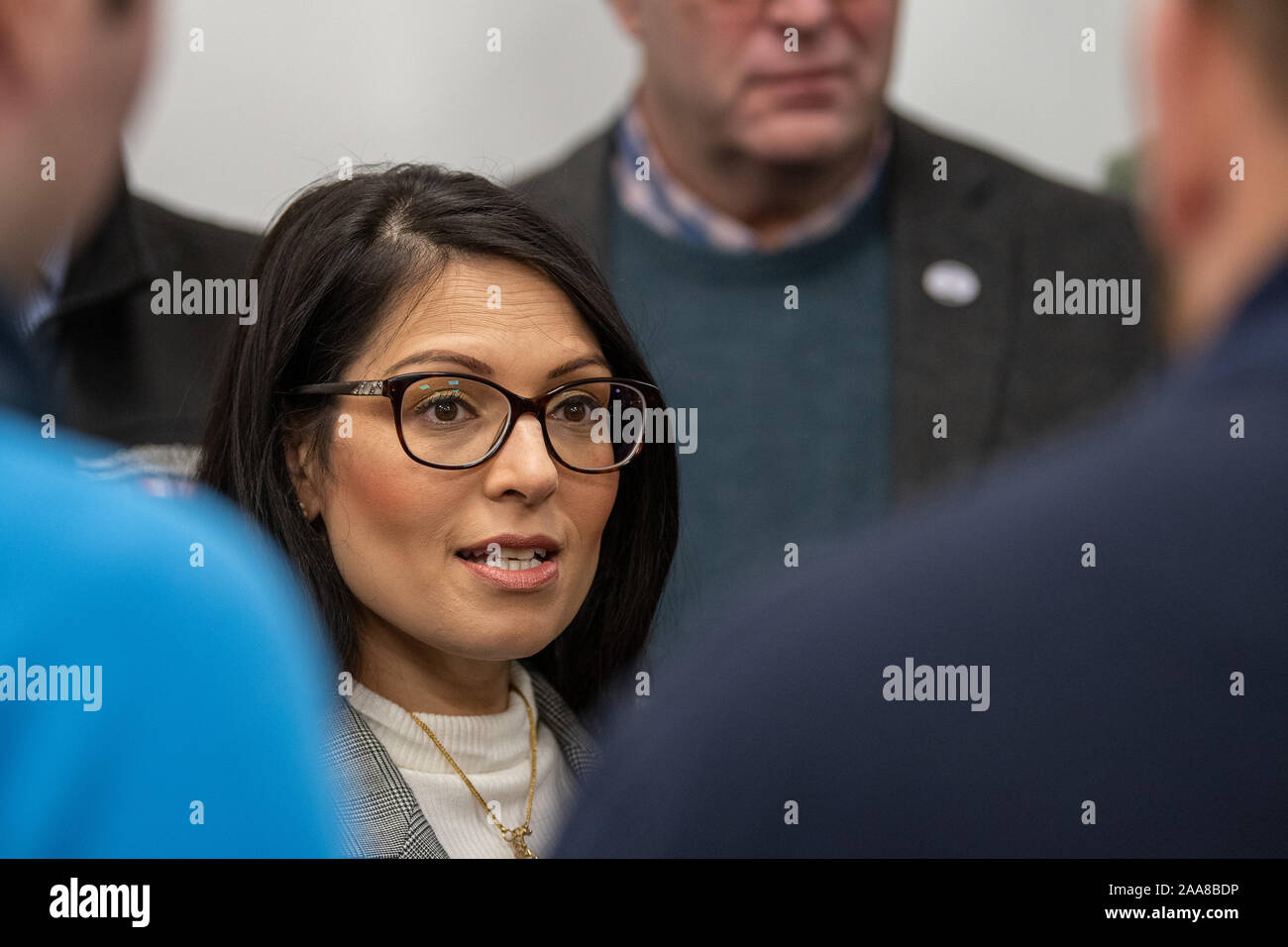 Kendal, Cumbria, Royaume-Uni. 20 Nov 2019 - Priti Patel, Ministre de l'intérieur pour le Royaume-Uni, les agriculteurs de la réunion dans une apparition à J36 du bétail Crooklands Mart, à l'appui de candidat conservateur, James Airey, marginal dans le siège de Westmorland et Lonsdale, tenu par Tim Farron, ancien chef du Parti libéral-démocrate. Credit : Wayne HUTCHINSON/Alamy Live News Banque D'Images