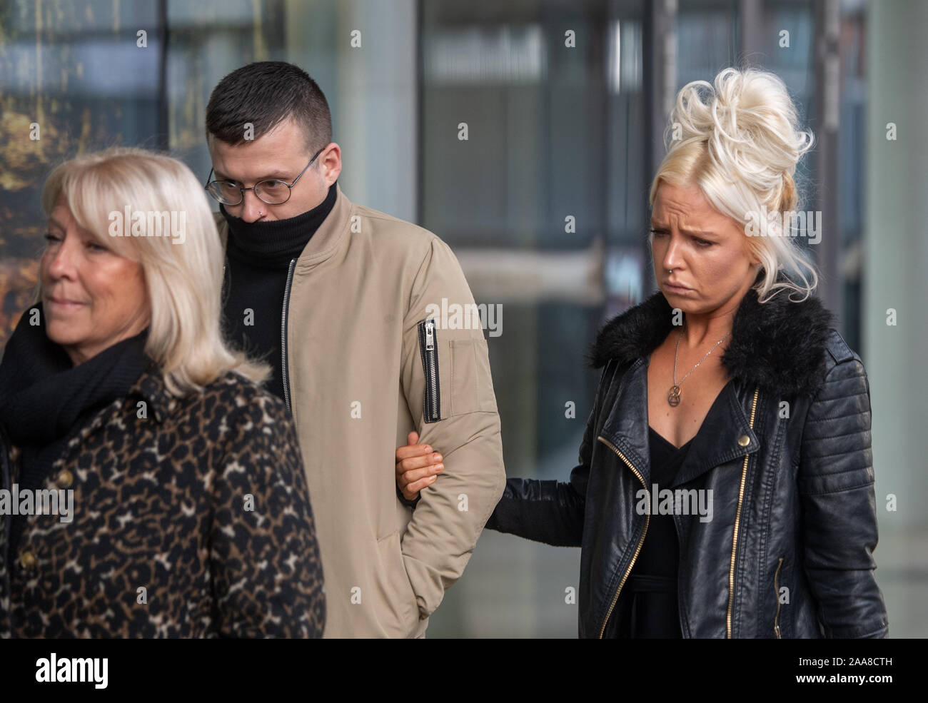 Chloe Haines (à droite) arrive au tribunal de justice de Chelmsford, à  Chelmsford, dans l'Essex, où elle est accusée d'agression et d'avoir agi  imprudemment ou par négligence d'une manière susceptible de mettre