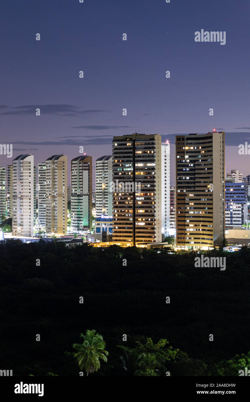 Coucher du soleil et les lumières de la ville de Fortaleza au Brésil Banque D'Images