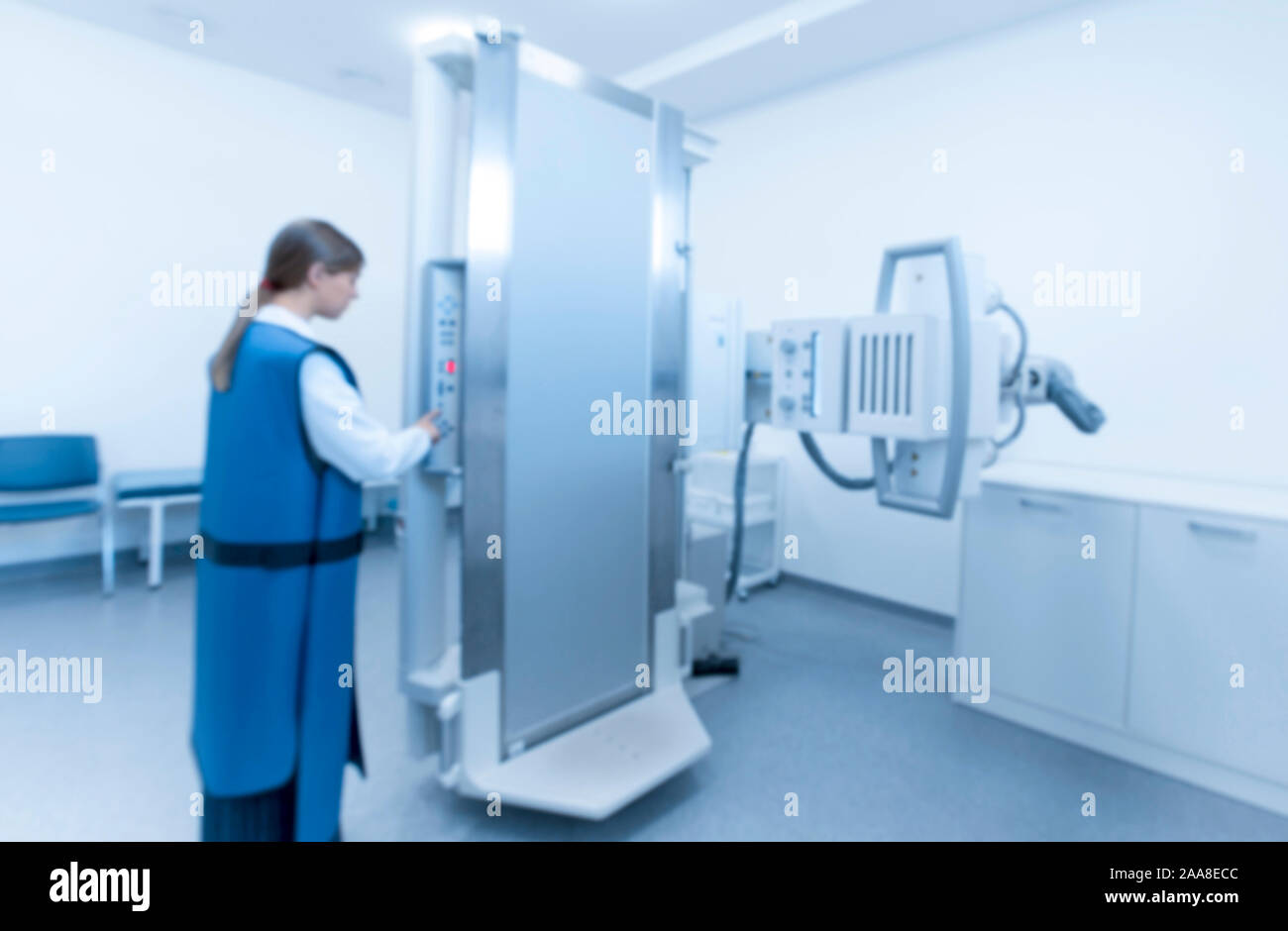 La photo d'une femme floue en costume spécial la préparation de l'équipement à rayons X Banque D'Images