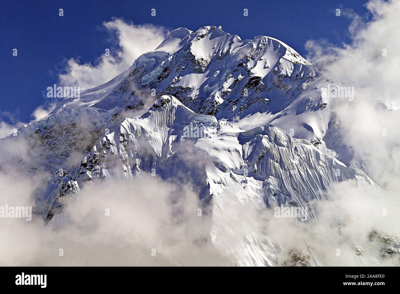 Après-midi, le brouillard et les nuages se rassembler autour d'un pic connu sous le nom de deux jumeaux dans la région de l'est Népal Kangchenjunga Banque D'Images